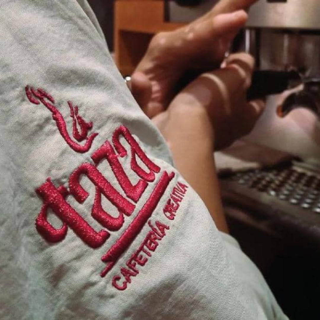 Logo de Marca de una cafeteria que se llama La Taza de los Palos Grandes