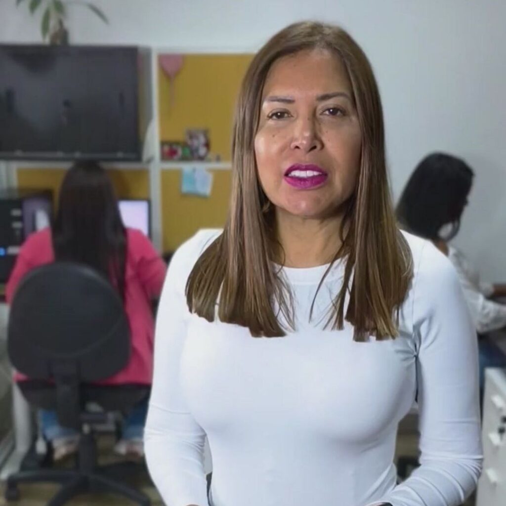 Dueña de Empresa Logistransp presentando un nuevo Servicio